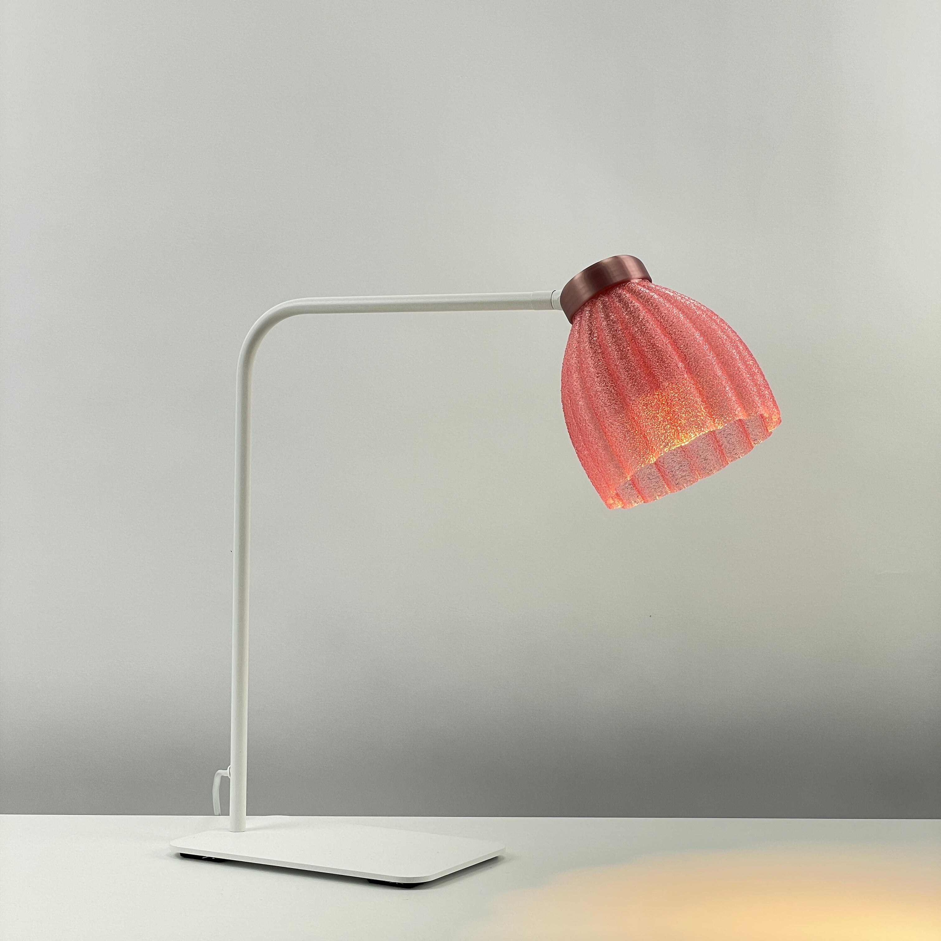 Blossom_white_table_desk_light – frosted_pink-diffuser_rosegold_metallic_on