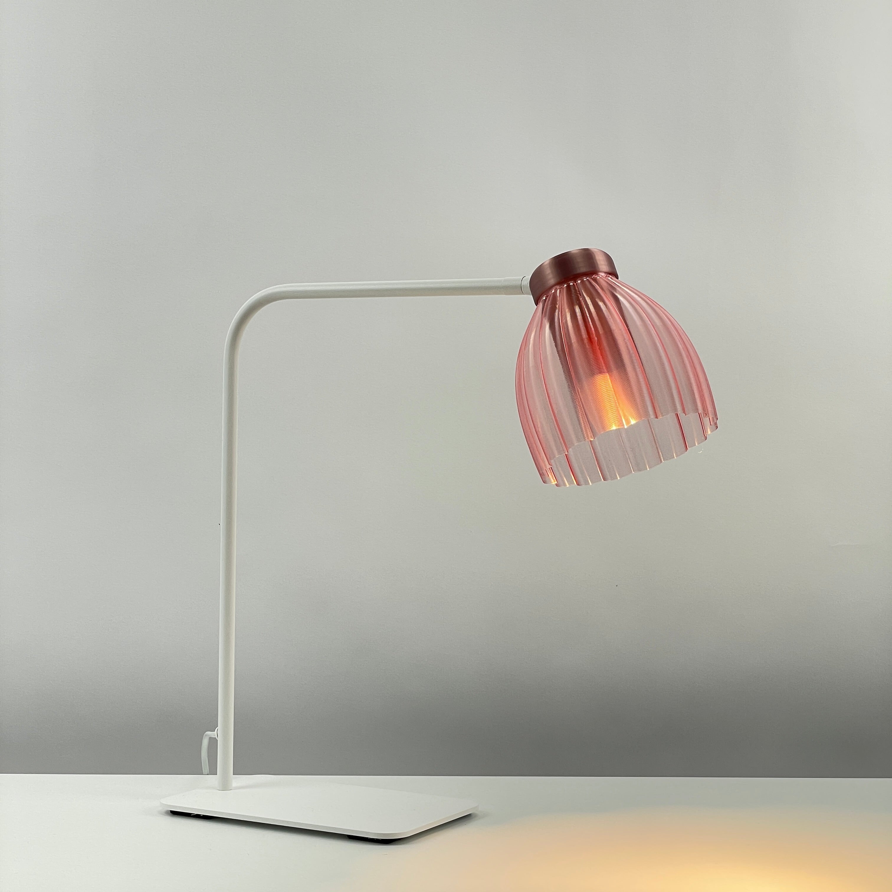 Blossom_white_table_desk_light – clear_pink-diffuser_rosegold_metallic_on