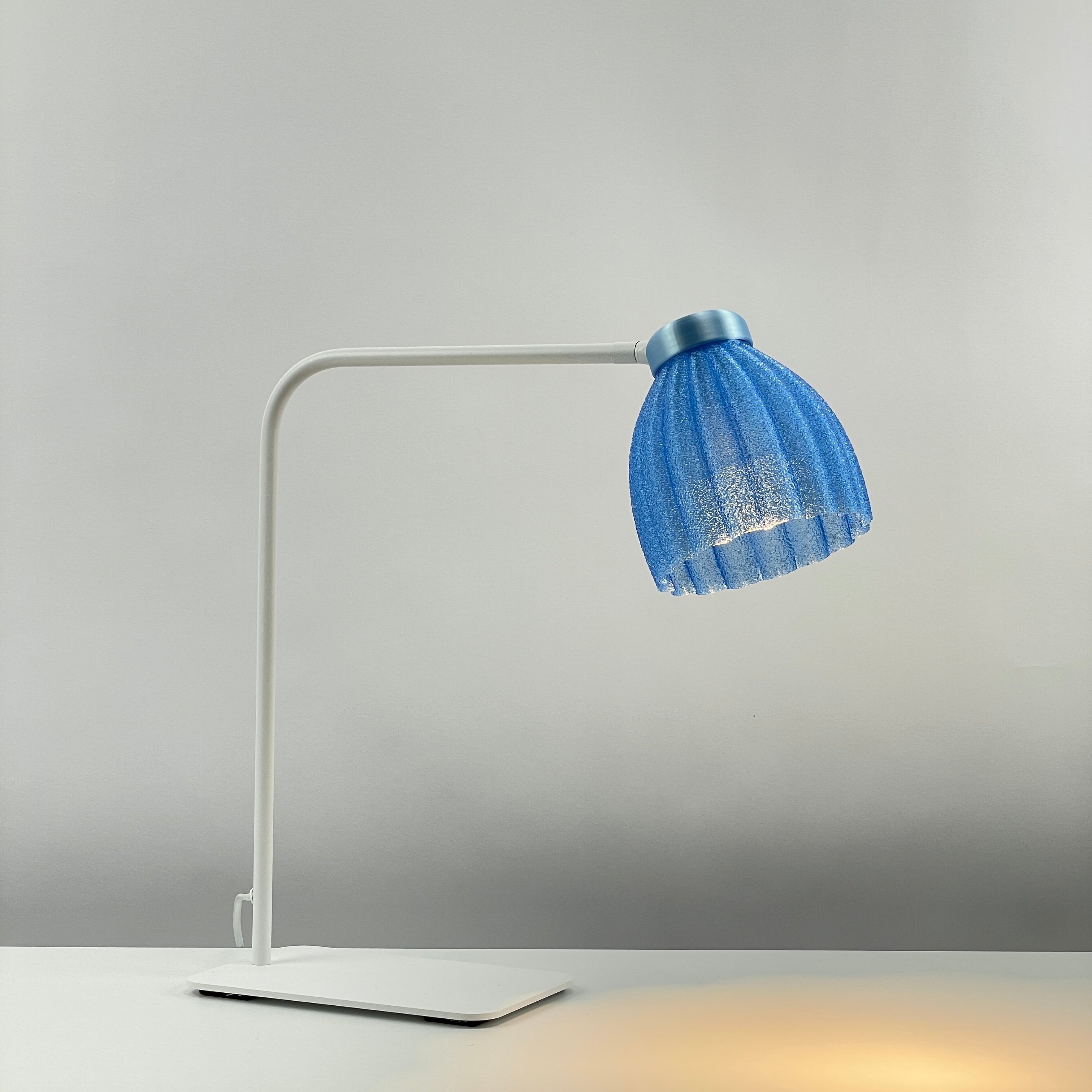 Blossom_white_table_desk_light – transparent_blue-_diffuser_blue_on_frosted