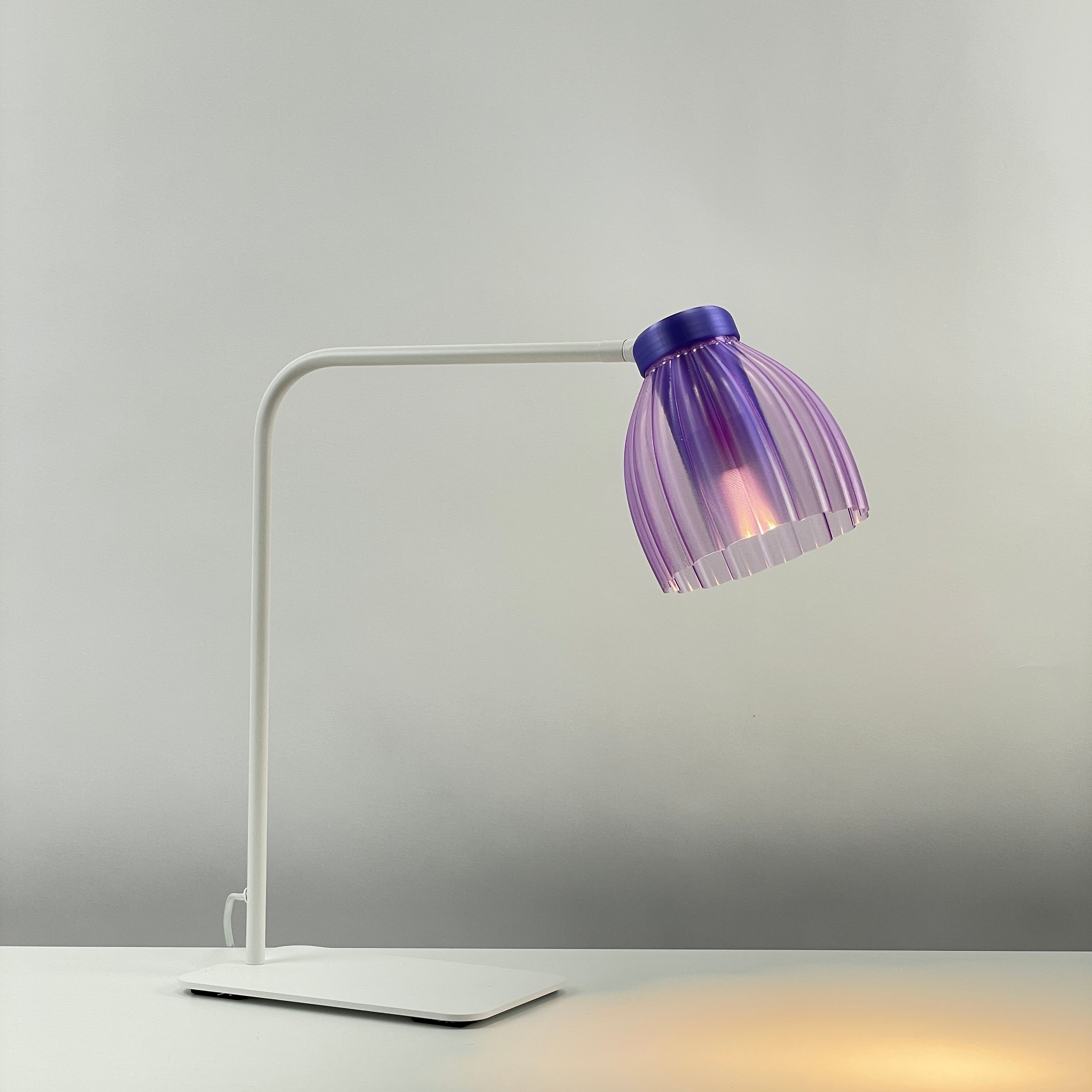 Blossom_white_table_desk_light – transparent_purple-diffuser_purple_on