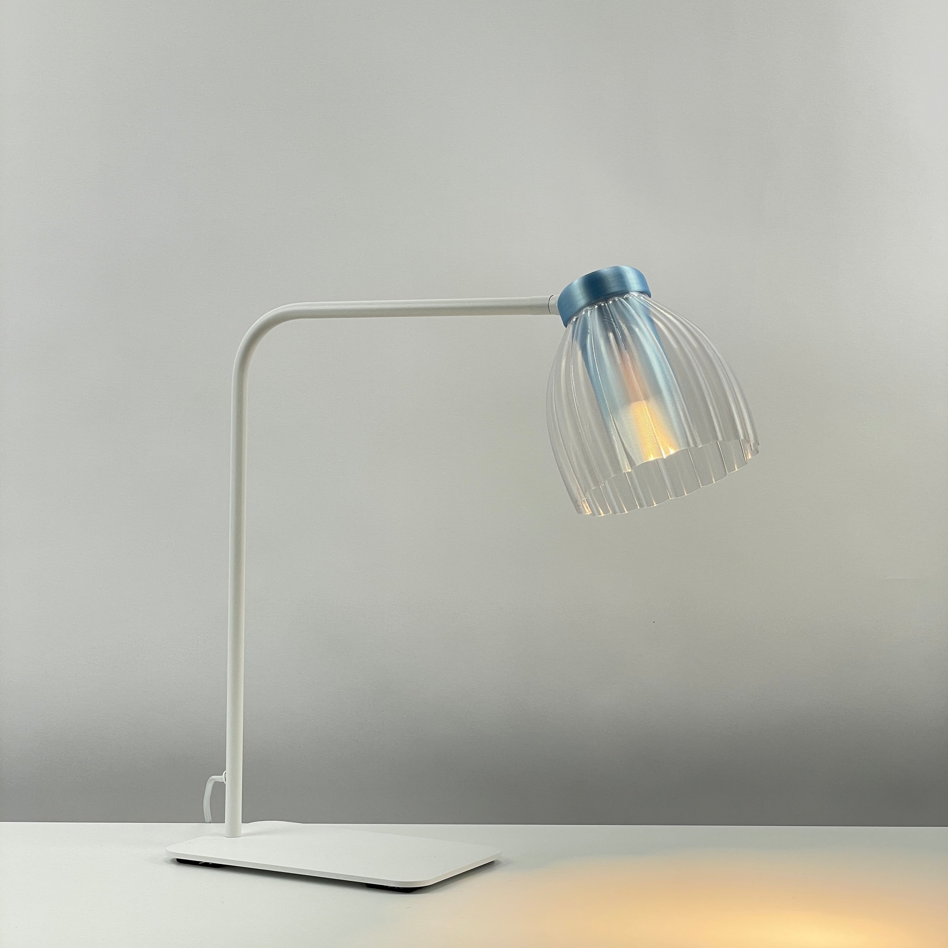 Blossom_white_table_desk_light -clear_transparant_blue-_diffuser_on