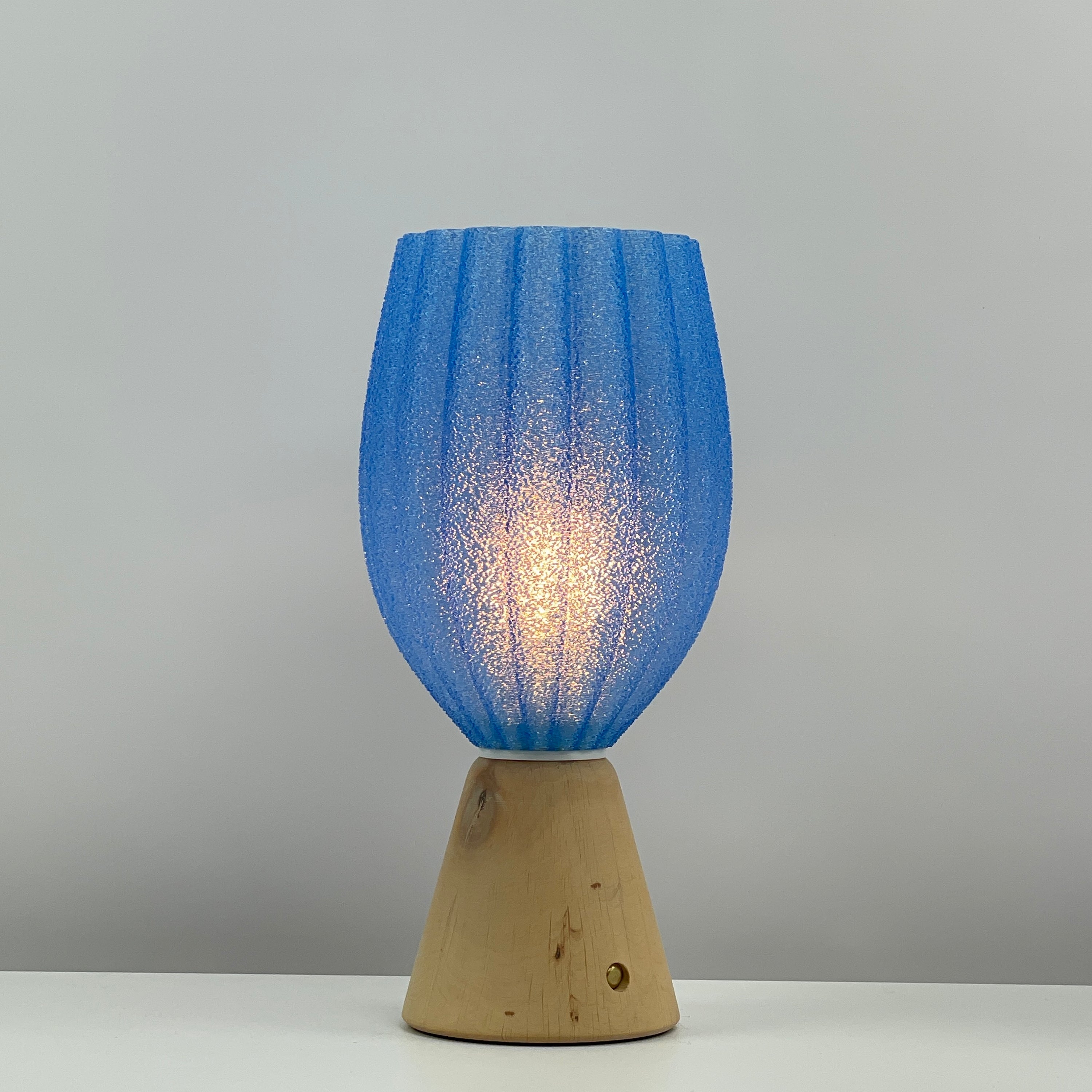 KuvaLight_Rechargeable_Tulp_Light_Blue_Frosted_Natural_wood_Base_ON