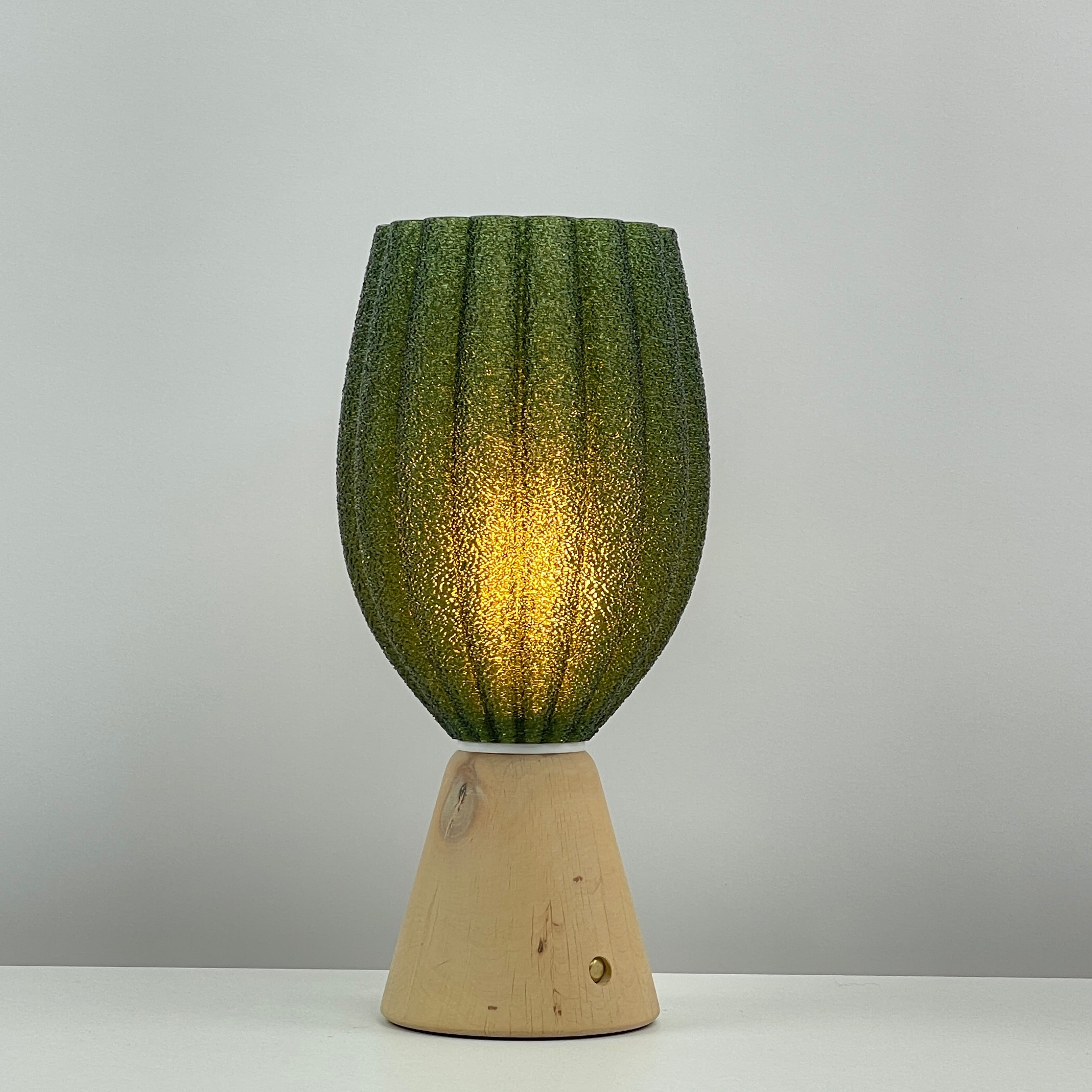 KuvaLight_Rechargeable_Tulp_Light_Green_Frosted_Natural_wood_Base_ON