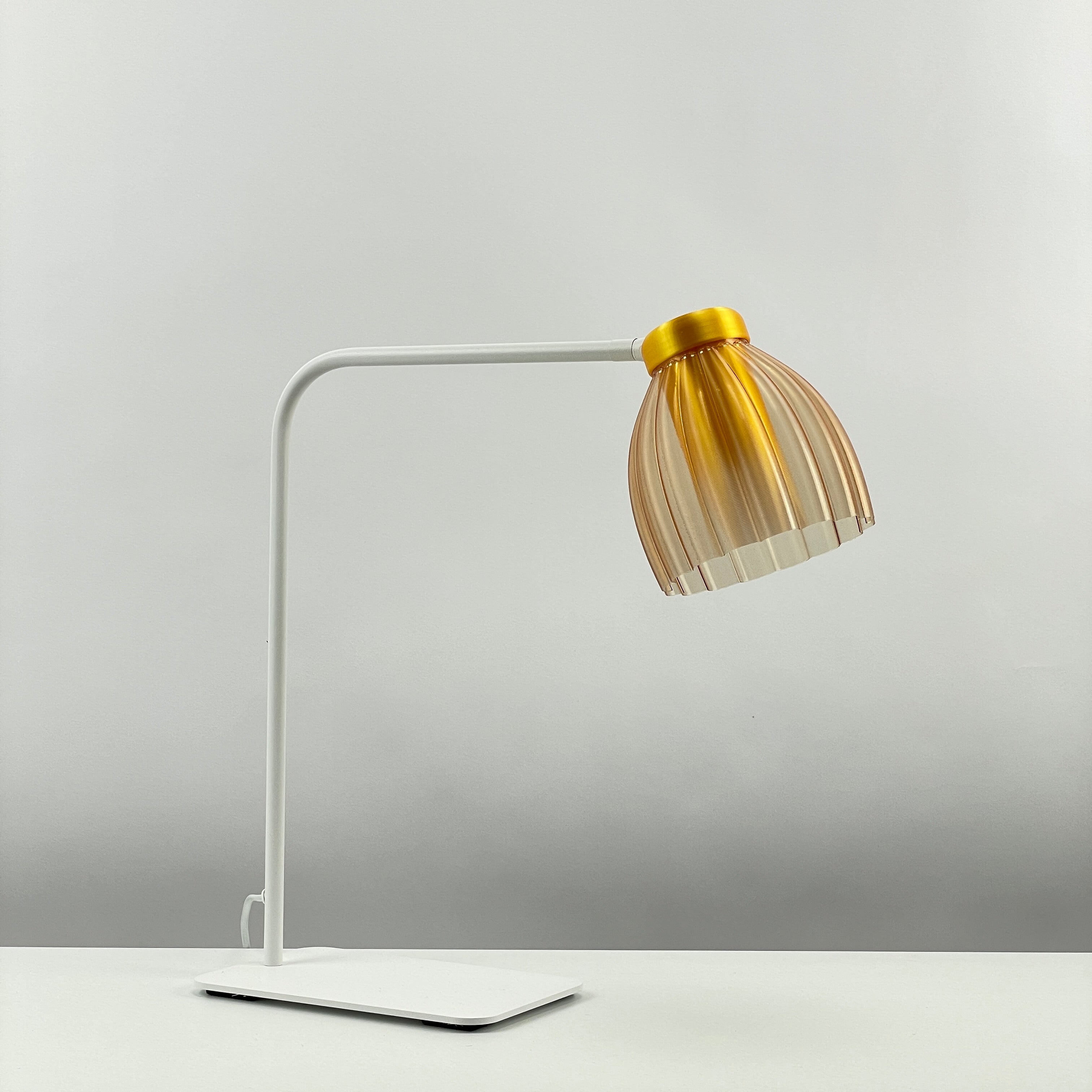 Blossom_white_table_desk_light – clear_champagne-diffuser_yellow_metallic_off