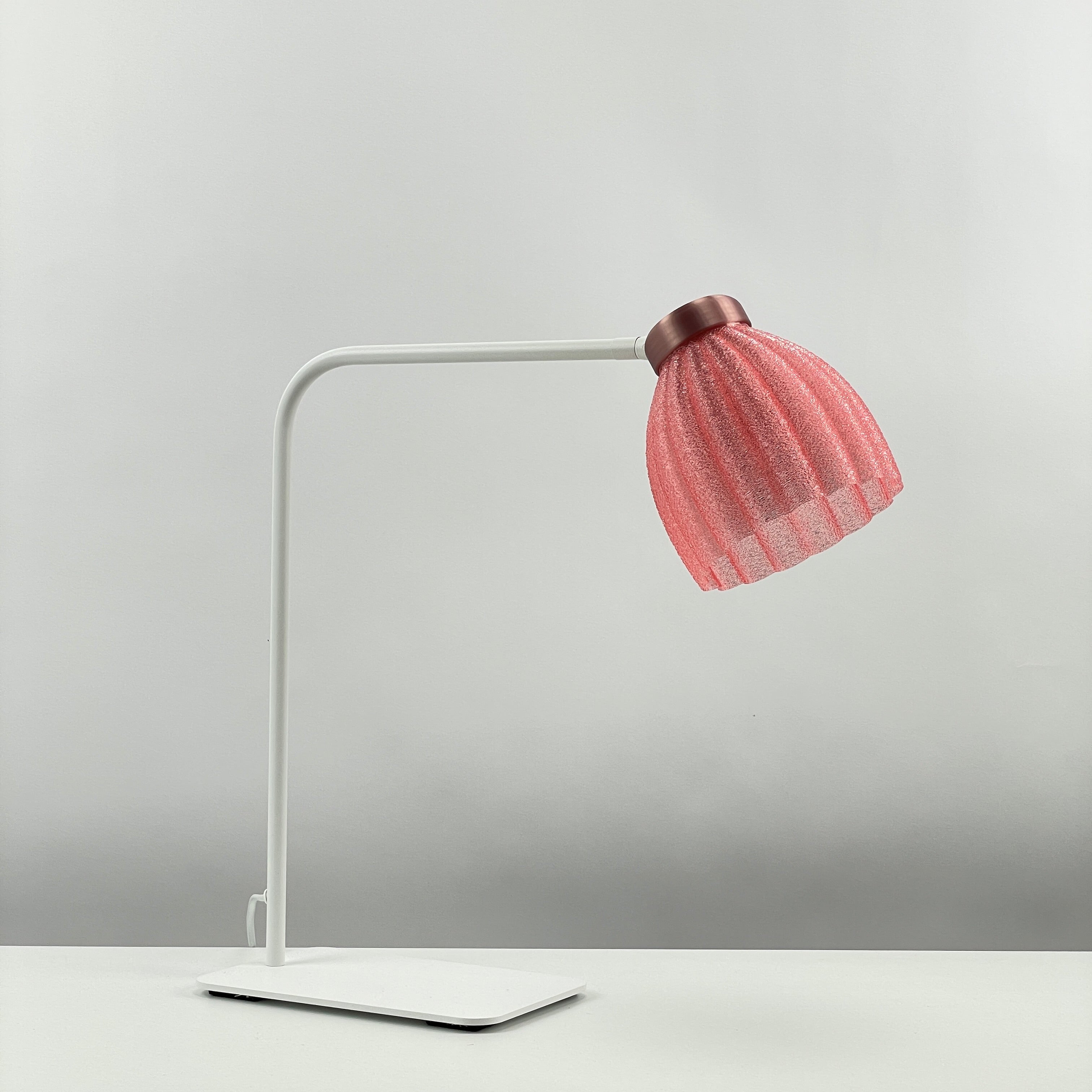 Blossom_white_table_desk_light – frosted_pink-diffuser_rosegold_metallic_off