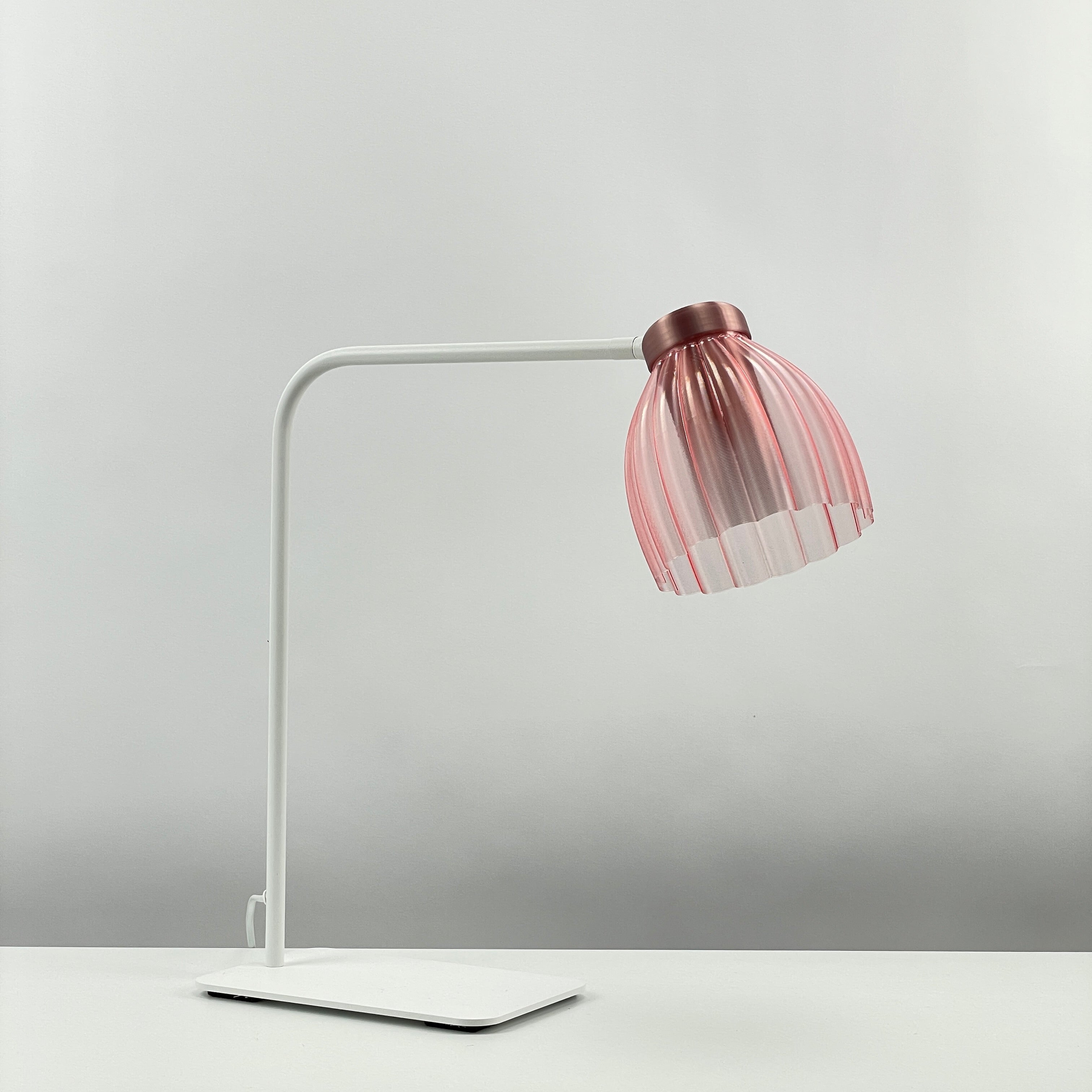 Blossom_white_table_desk_light – clear_pink-diffuser_rosegold_metallic_off