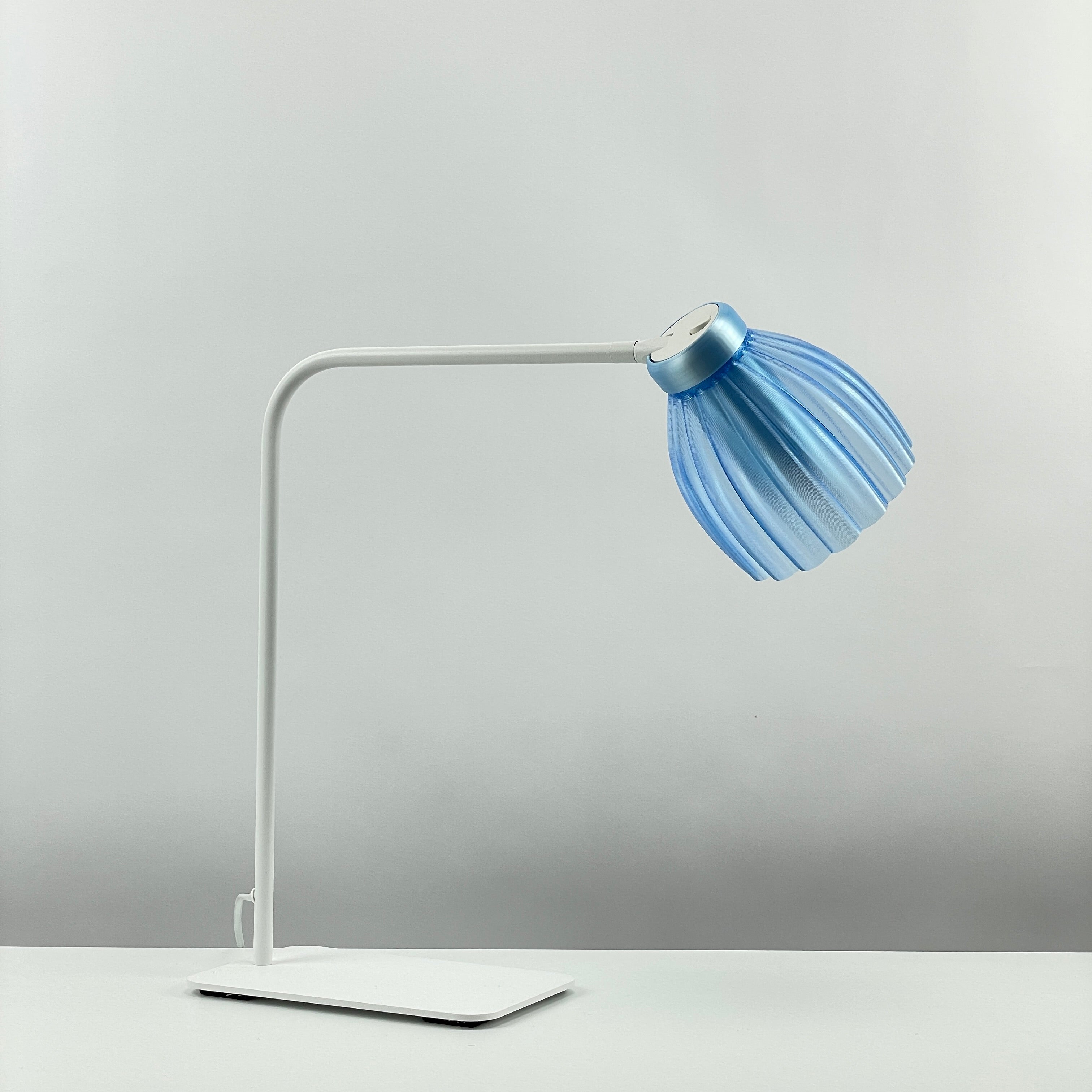 Blossom_white_table_desk_light – transparent_blue-_diffuser_off