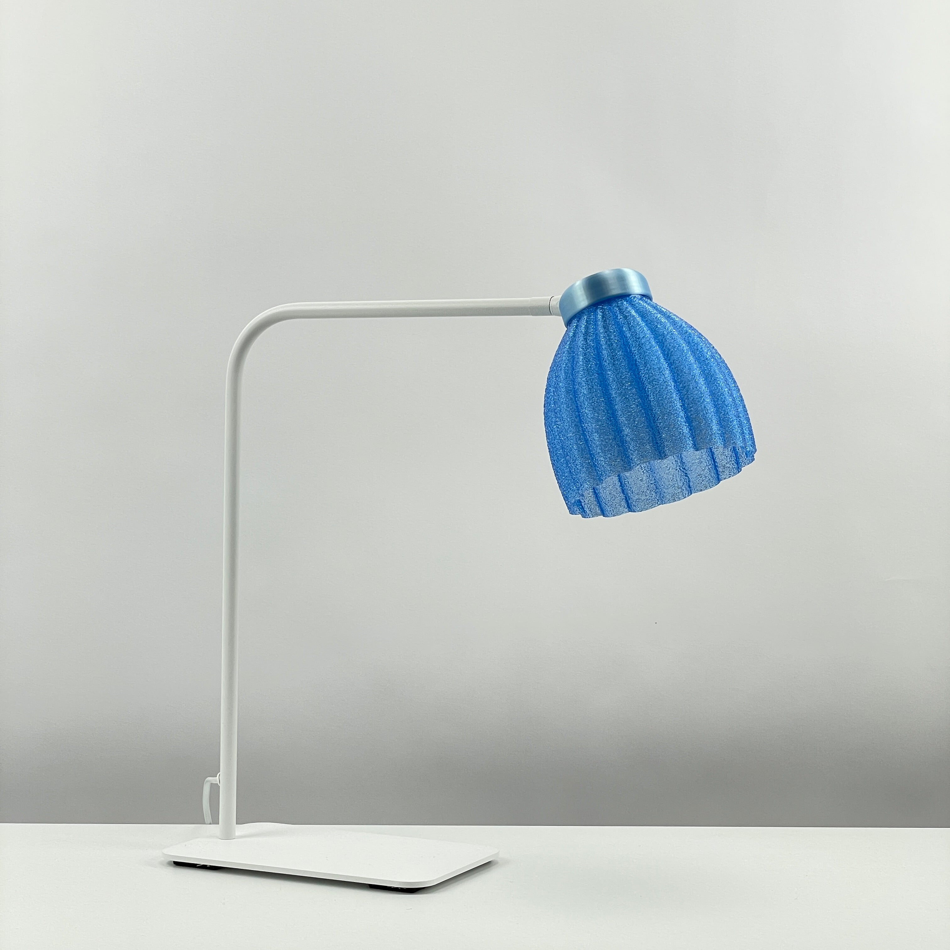 Blossom_white_table_desk_light – transparent_blue-_diffuser_blue_off_frosted