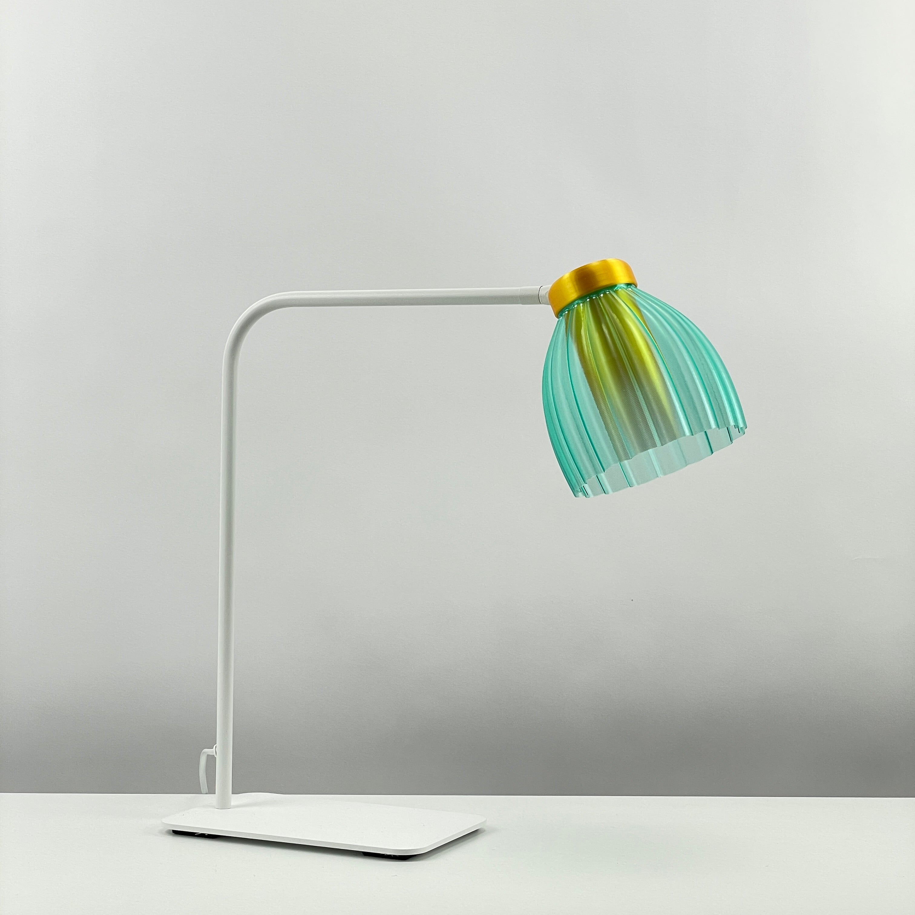 Blossom_white_table_desk_light – transparent_turquoise-diffuser_yellow_metallic_off