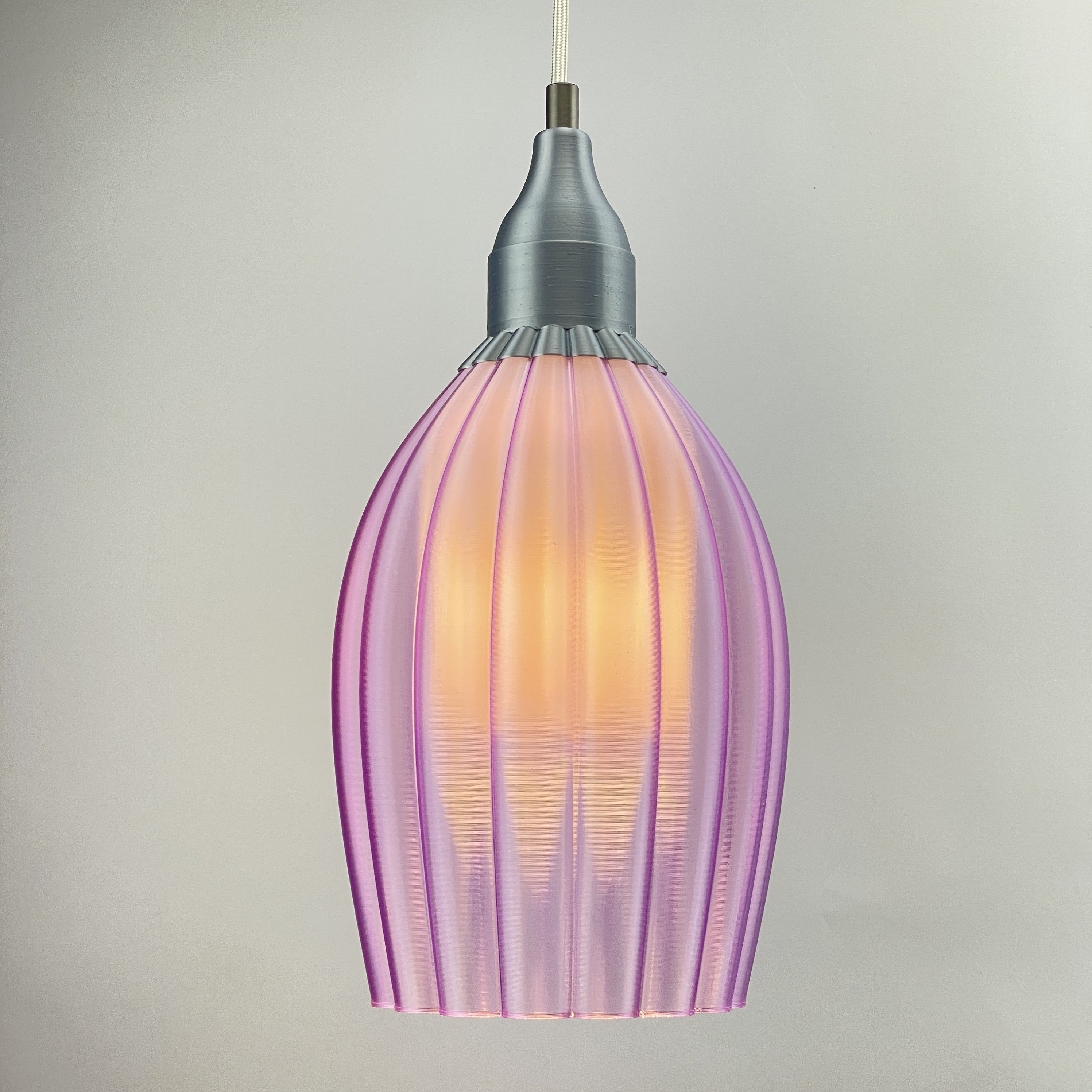 KuvaLight Art Deco Tulp Pendelleuchte Violett-Transparent mit weißem Innendiffusor und silbermetallischer Kappe