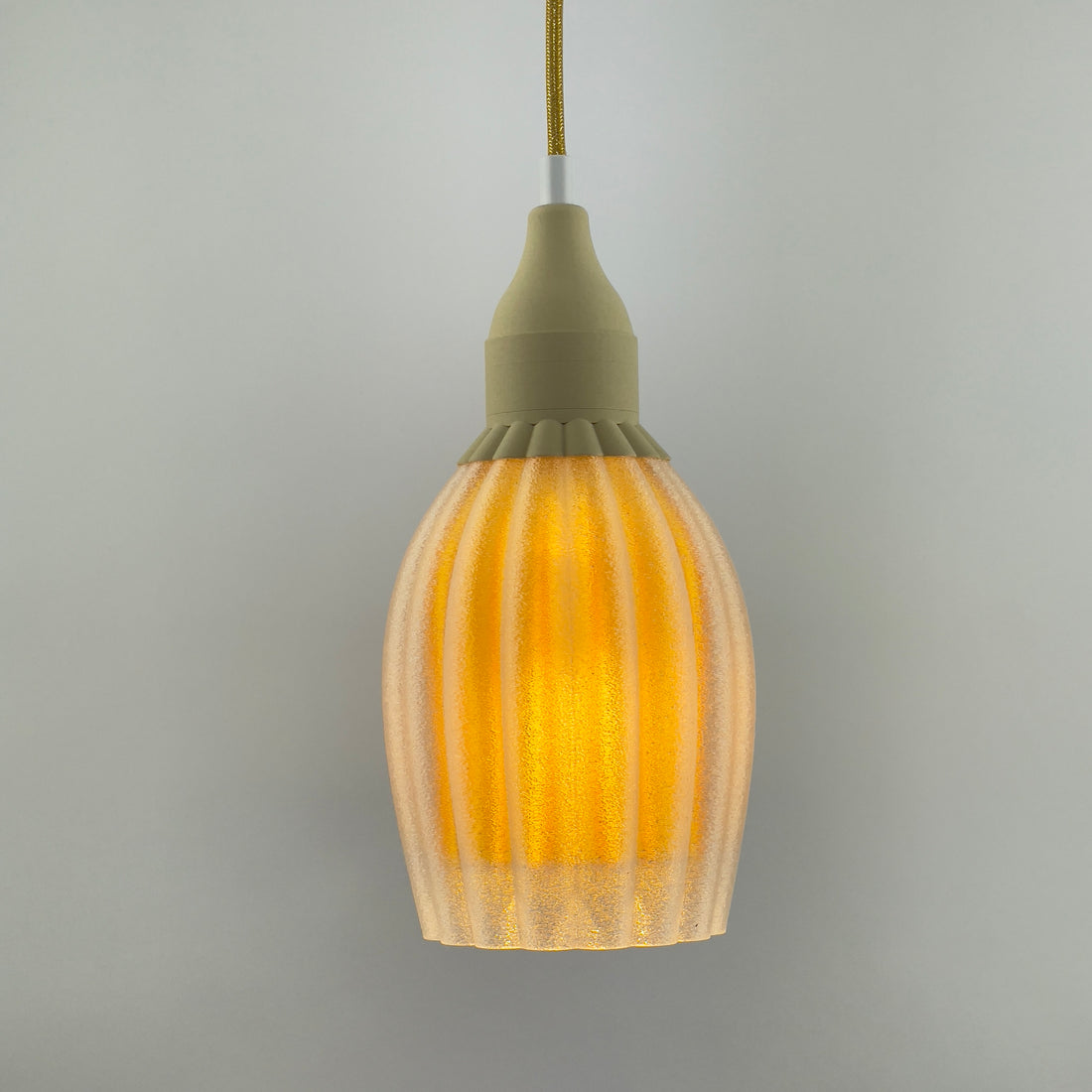 KuvaLight Art Deco Tulp Hanglamp Frosted-Clear-Transparent met Geel-Gouden Binnen Diffuser en Keramiek-Beige Kap Combinatie