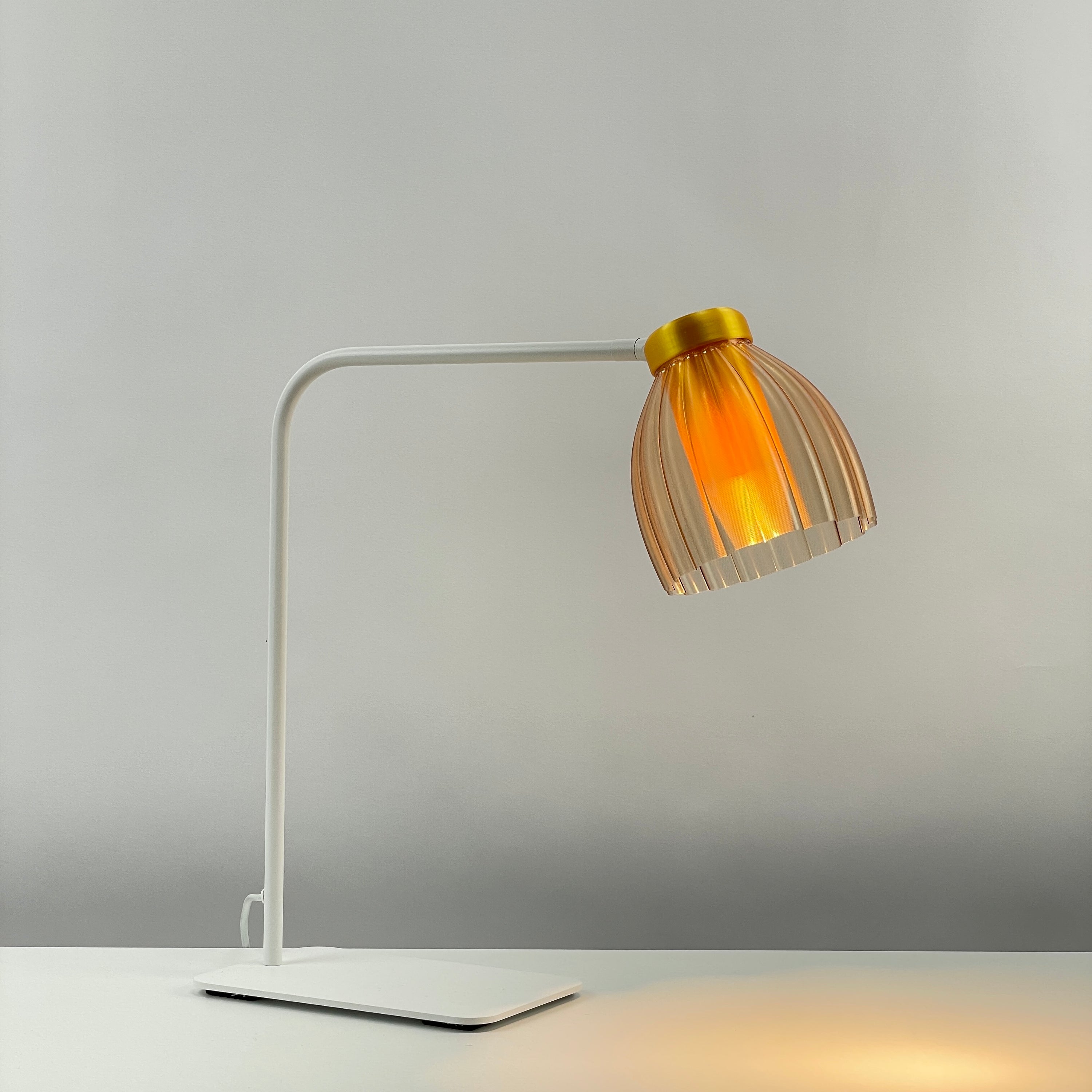 Blossom_white_table_desk_light –  clear_champagne-diffuser_yellow_metallic_on 