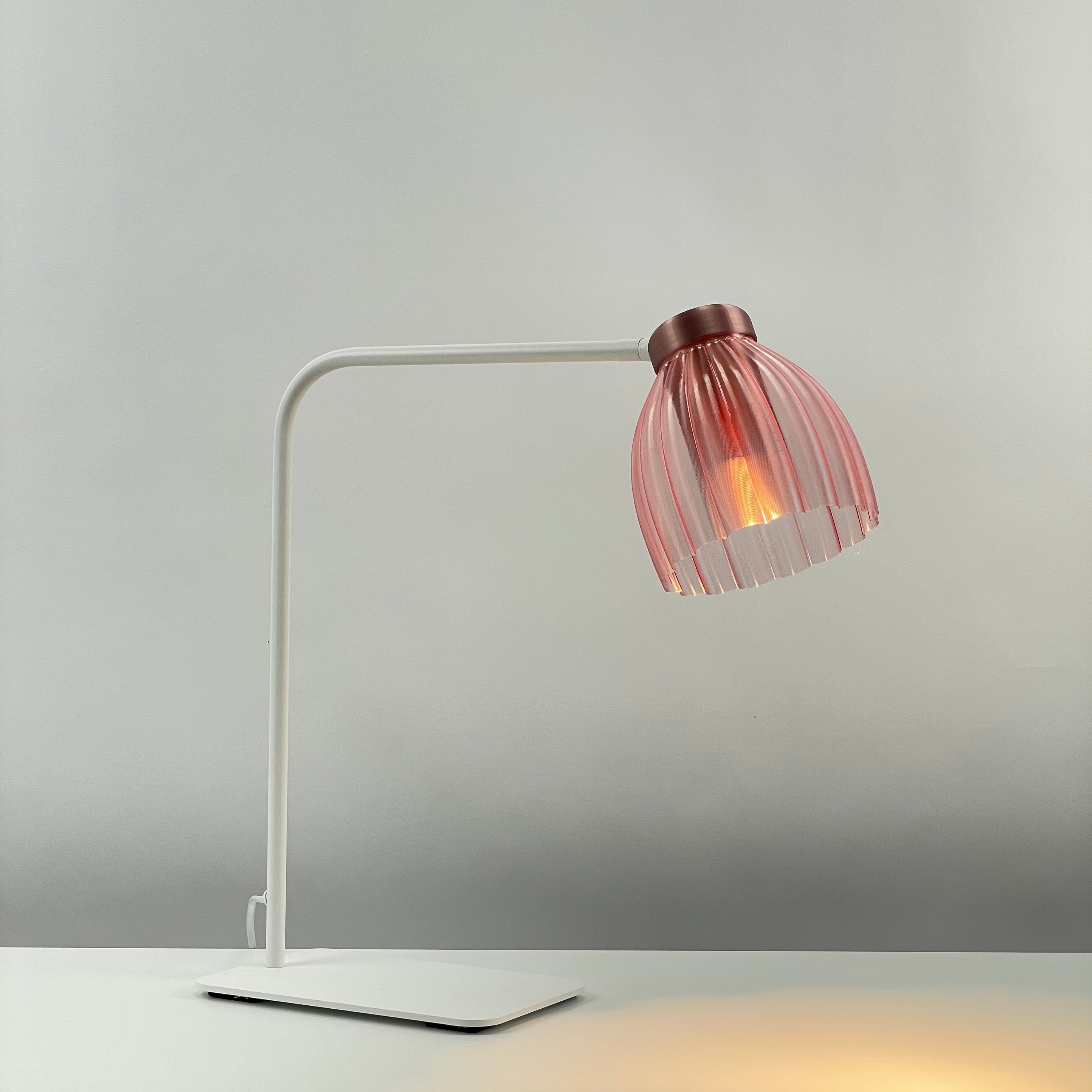 Blossom_white_table_desk_light –  clear_pink-diffuser_rosegold_metallic_on 