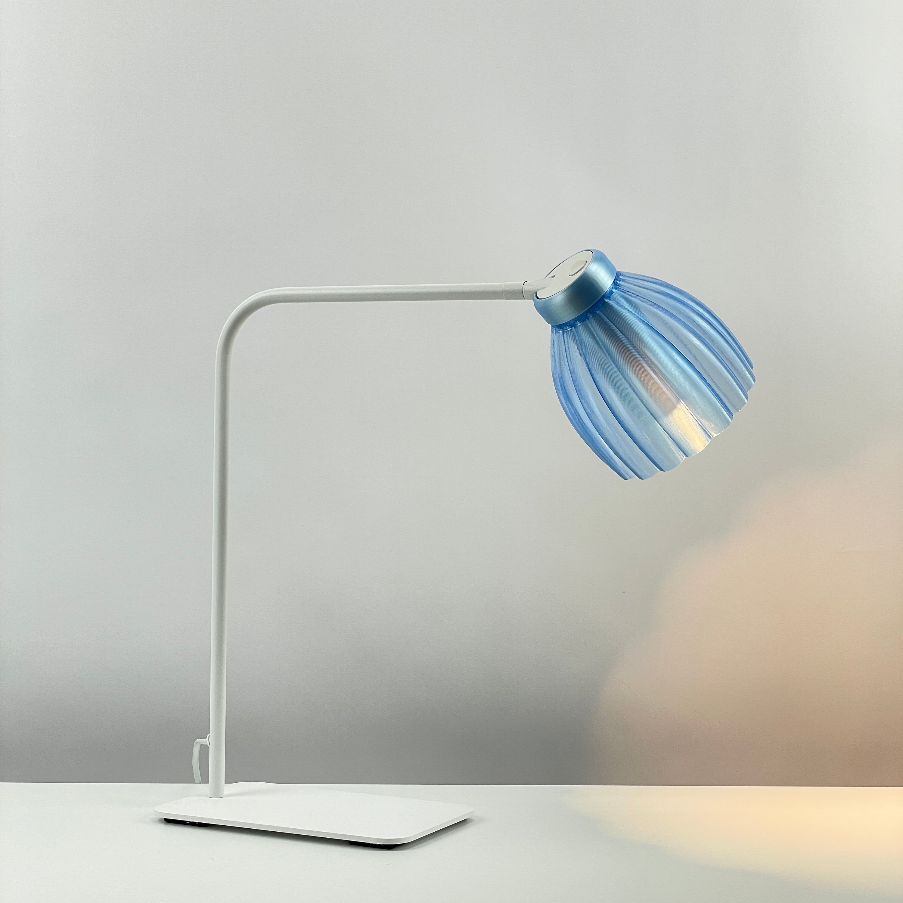 Blossom_white_table_desk_light -transparant_blue-_diffuser_on 
