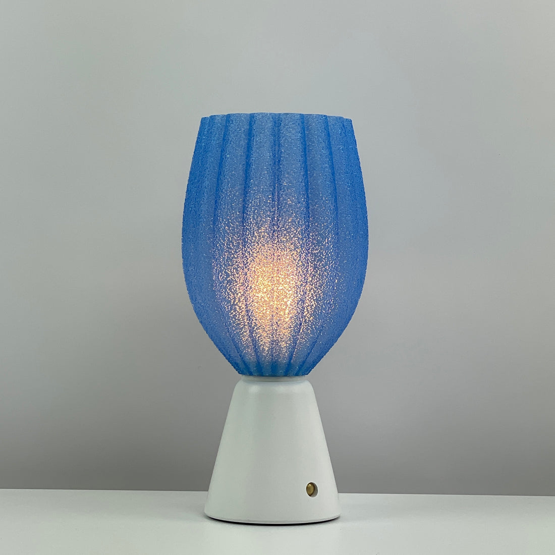 KuvaLight_Rechargeable_Tulp_Light_Blue_Frosted_White_Base_ON 