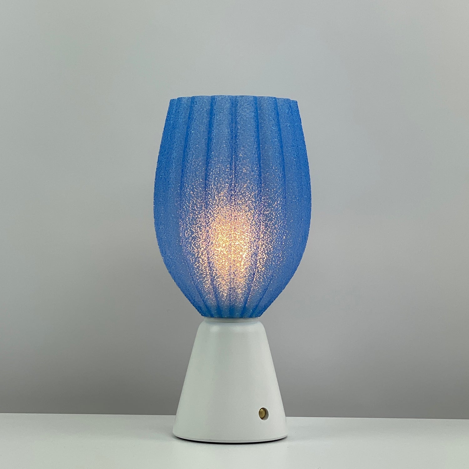 KuvaLight_Rechargeable_Tulp_Light_Blue_Frosted_White_Base_ON 
