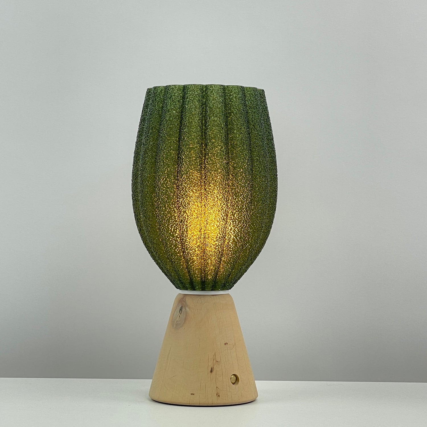 KuvaLight_Rechargeable_Tulp_Light_Green_Frosted_Natural_wood_Base_ON 