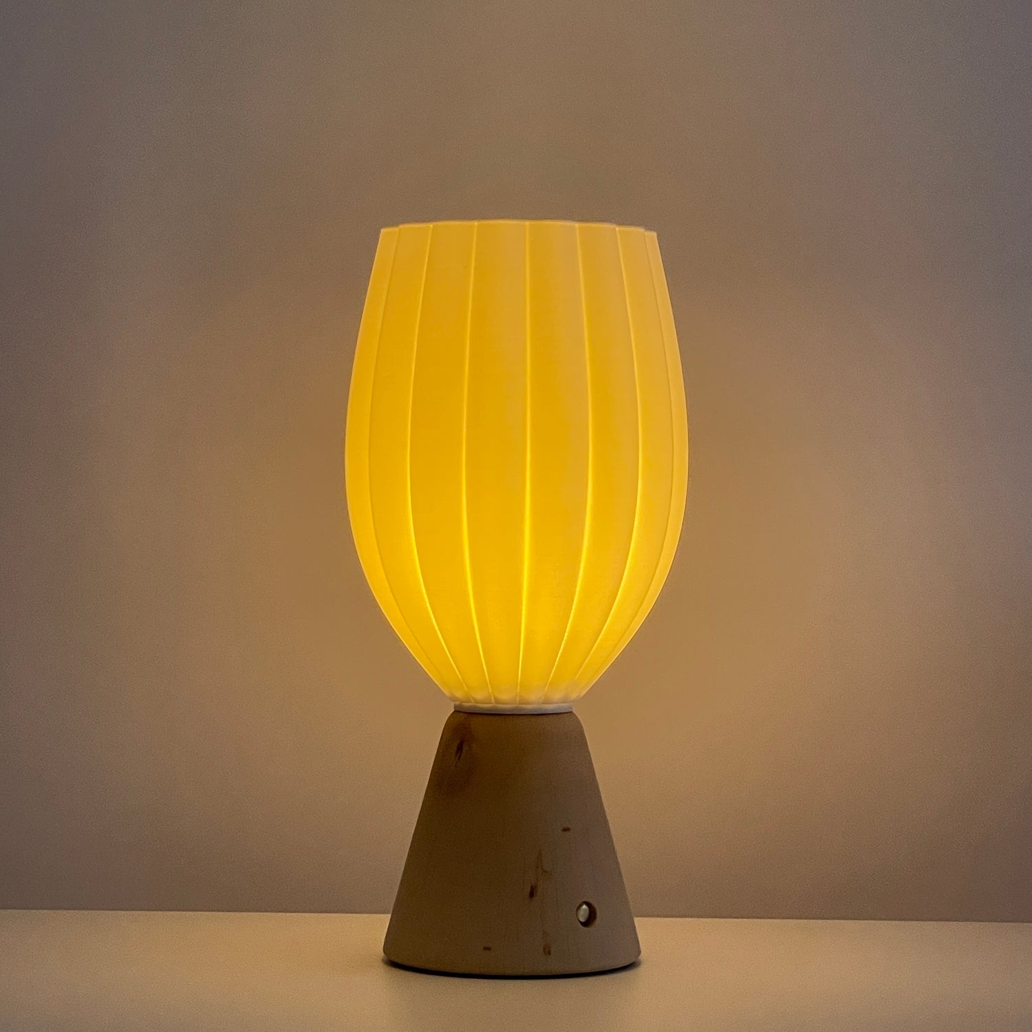 KuvaLight_Rechargeable_Tulp_Light_White-_Solid_Natural_Wood_Base_OFF 