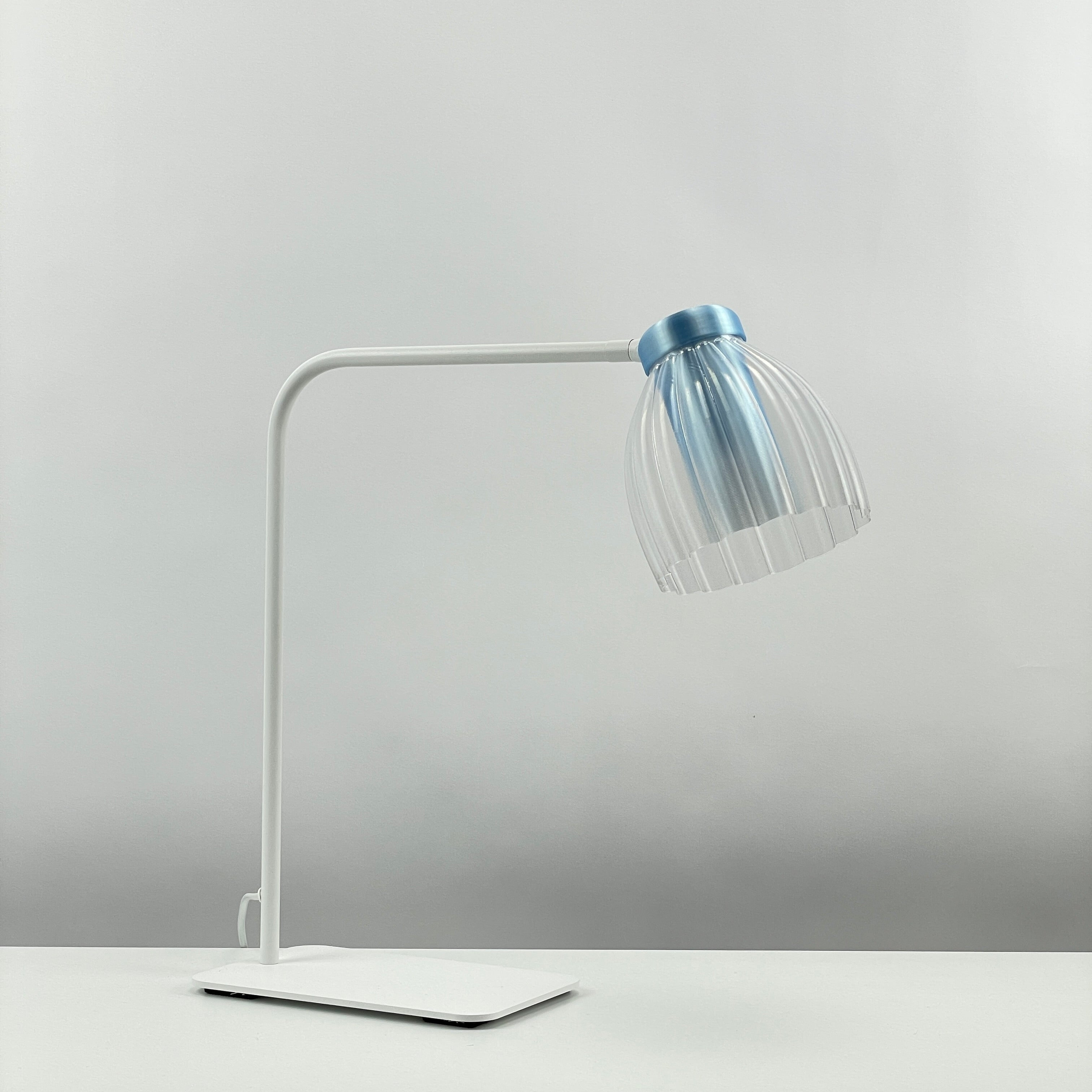 Blossom_white_table_desk_light -clear_transparant_blue-_diffuser_off 