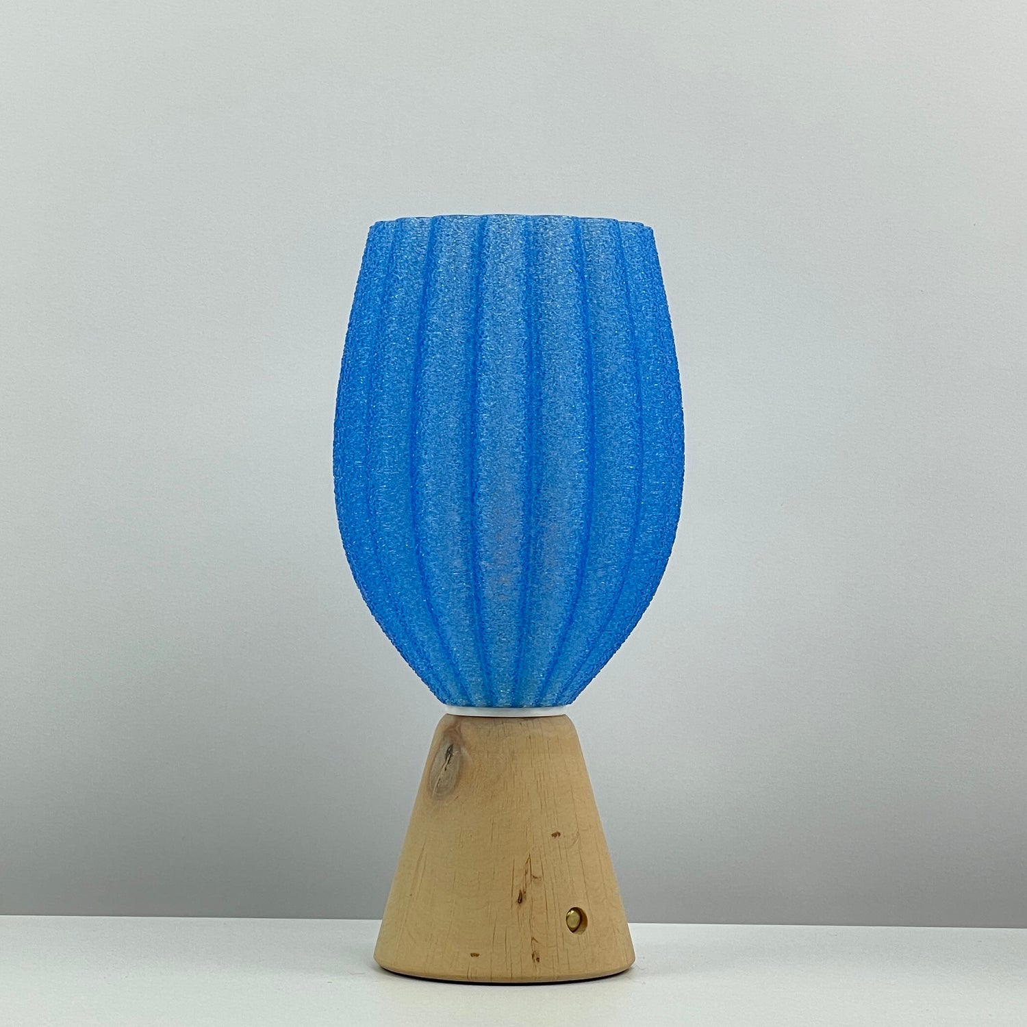 KuvaLight_Rechargeable_Tulp_Light_Blue_Frosted_Natural_wood_Base_OFF 
