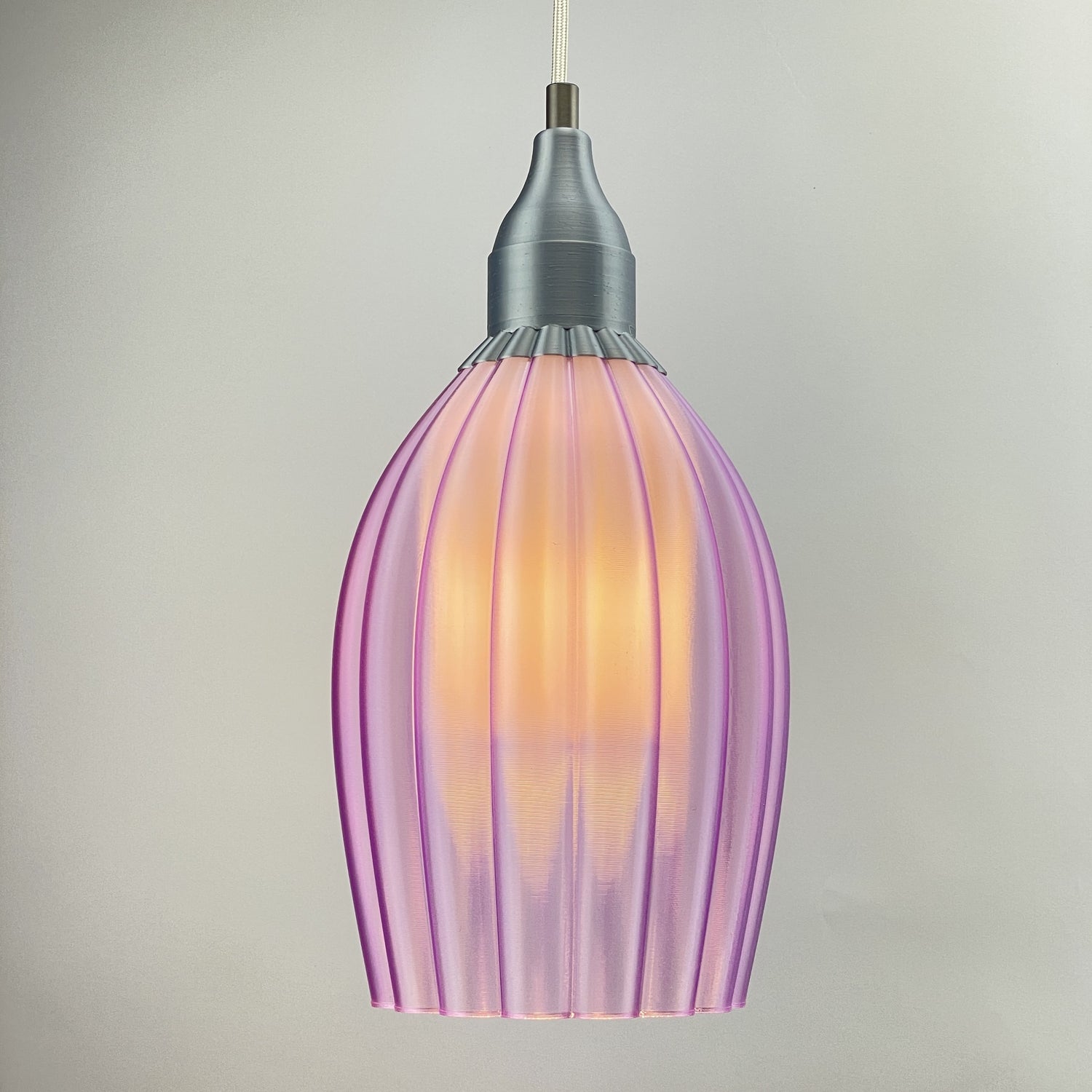 KuvaLight Art Deco Tulp Pendelleuchte Violett-Transparent mit weißem Innendiffusor und silbermetallischer Kappe