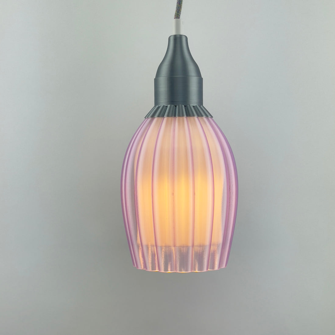KuvaLight Art Deco Tulp Pendelleuchte Violett-Transparent mit weißem Innendiffusor und silbermetallischer Kappe
