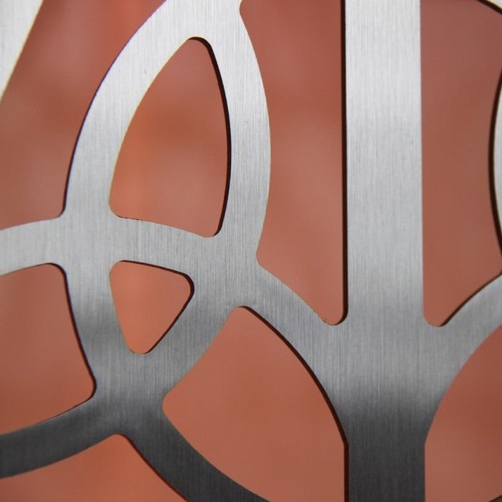 KuvaLight Minho Short : a close-up of the brushed aluminum variant with an orange light.
